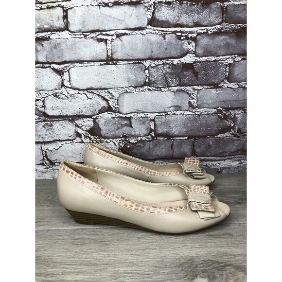 LE SAUNDA Ivory Leather Pink Croc Bow Peep Toe Wedges Women’s Sz 38EU/7.5M US - Picture 16 of 16